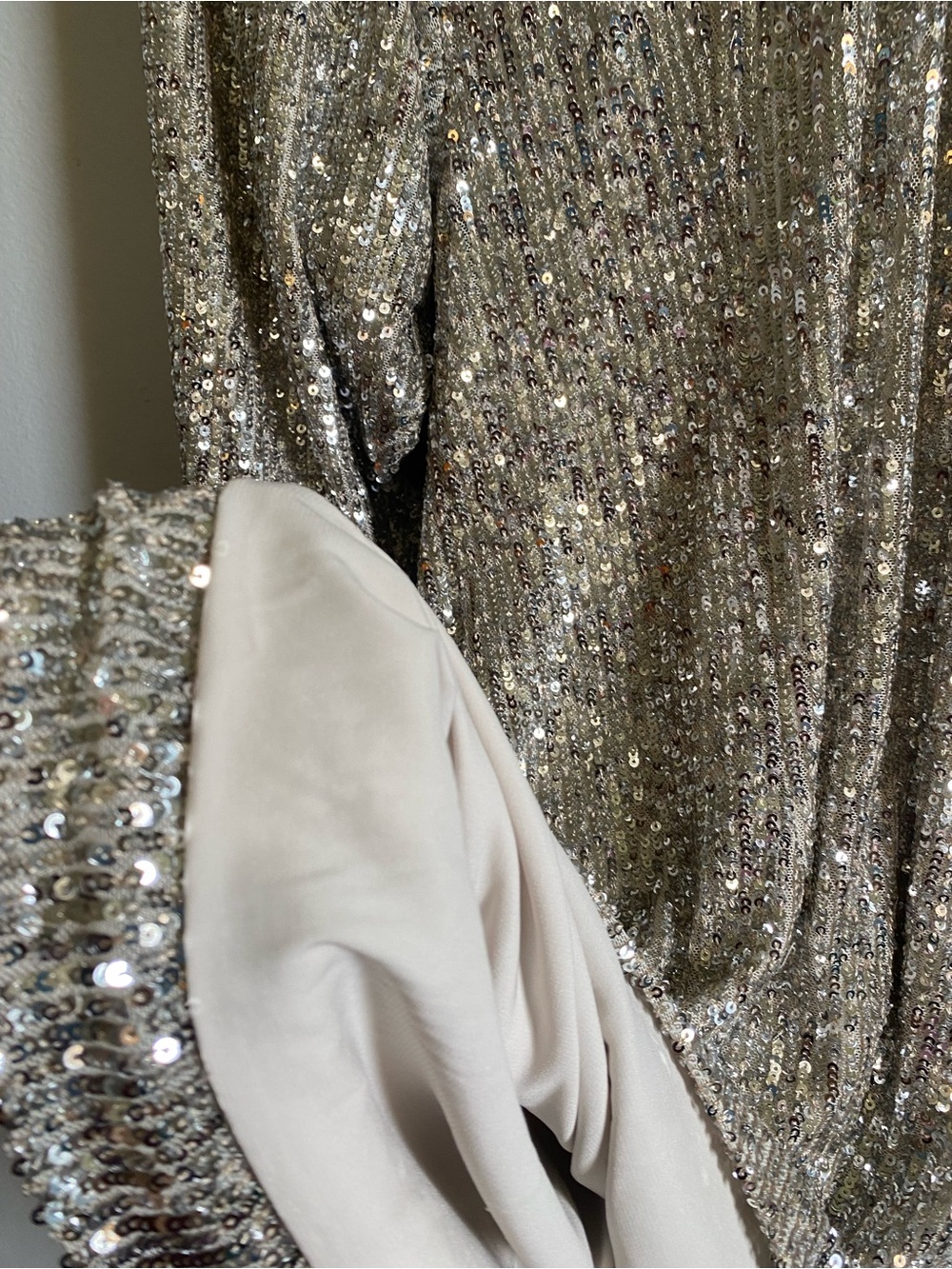 Ronny Kobo Lauper Dress Silver Medium
Sequin Cocktail Keyhole Neckline - Picture 11 of 11